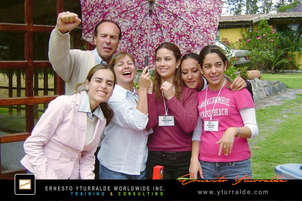 Actividades lúdicas empresariales Nicaragua, ejercicios vivenciales que promueven empatía y cooperación.