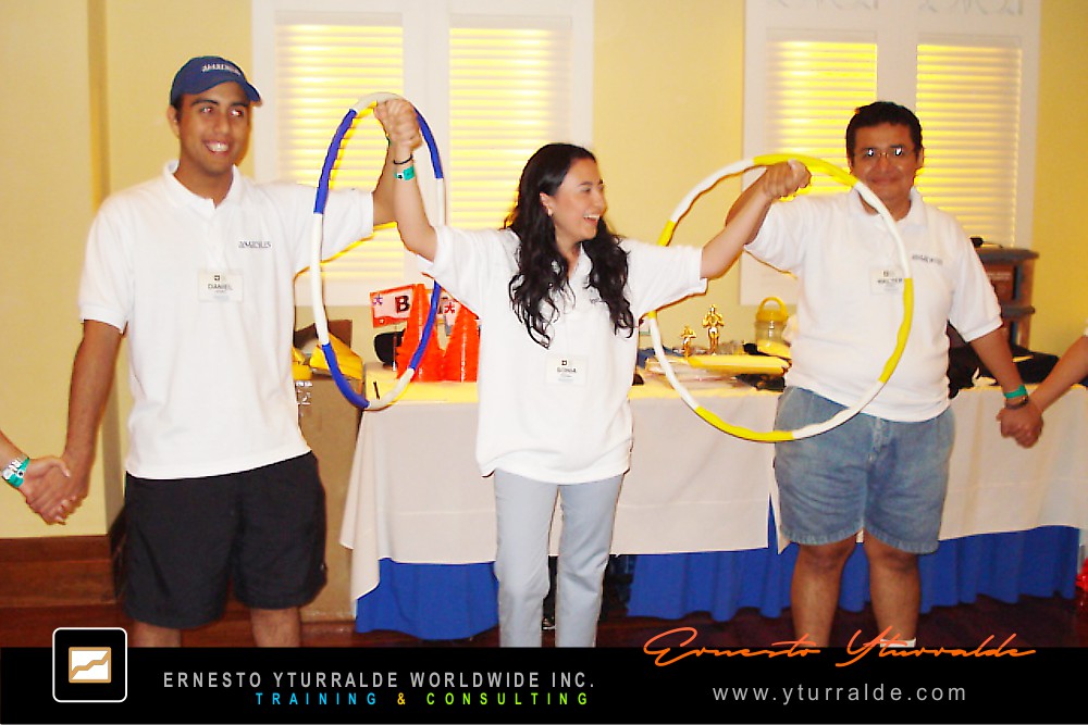 Actividades lúdicas Nicaragua, desafíos outdoor que promueven coordinación y confianza compartida.