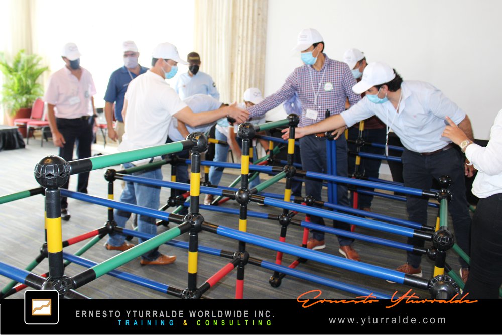 Actividades lúdicas Nicaragua, ejercicios de cuerdas para elevar confianza y colaboración genuina.